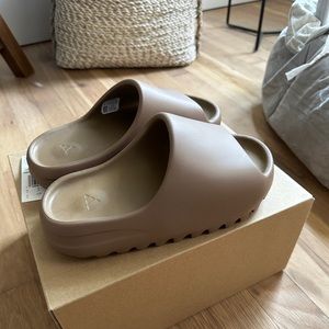 Adidas Yeezy Men’s Slide (core) size 4